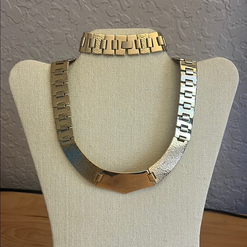 Elegant Gold Necklace and Bracelet Set